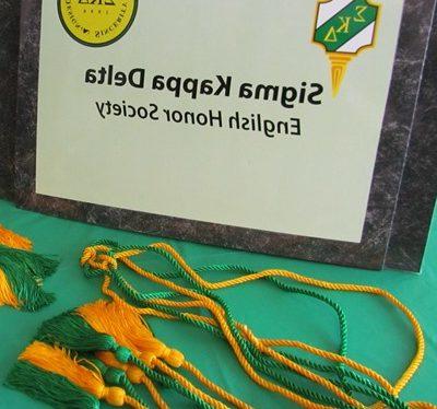 绿色的Sigma Kappa Delta标志 & 金色流苏