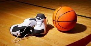橙色的篮球旁边的篮球鞋