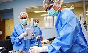 外科技术专业的学生们在手术室里一起工作