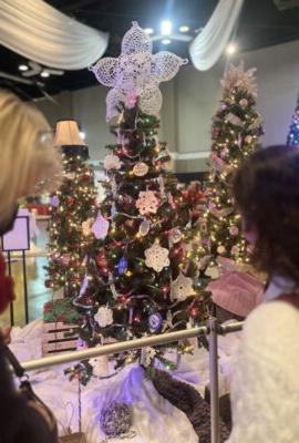 圣诞树上装饰着彩灯和手工编织的装饰品